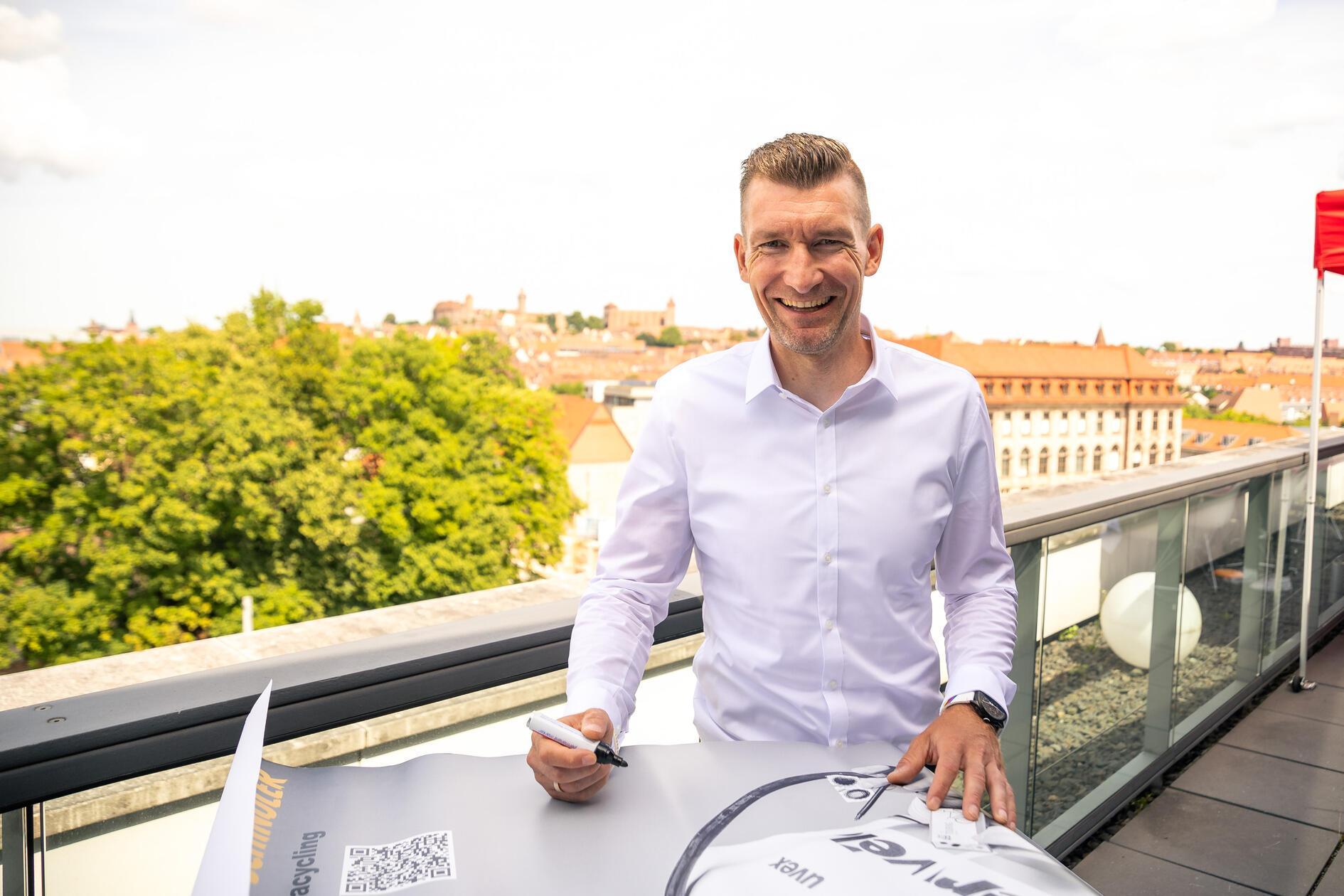 Für den amtierenden Europa- und Weltmeister scheint auch eine Medaille in der Zieleinfahrt realistisch. In Tokio holte er im Zeitfahren Bronze. Die Wettbewerbe des 42-Jährigen finden am 7. und 8. September statt.
