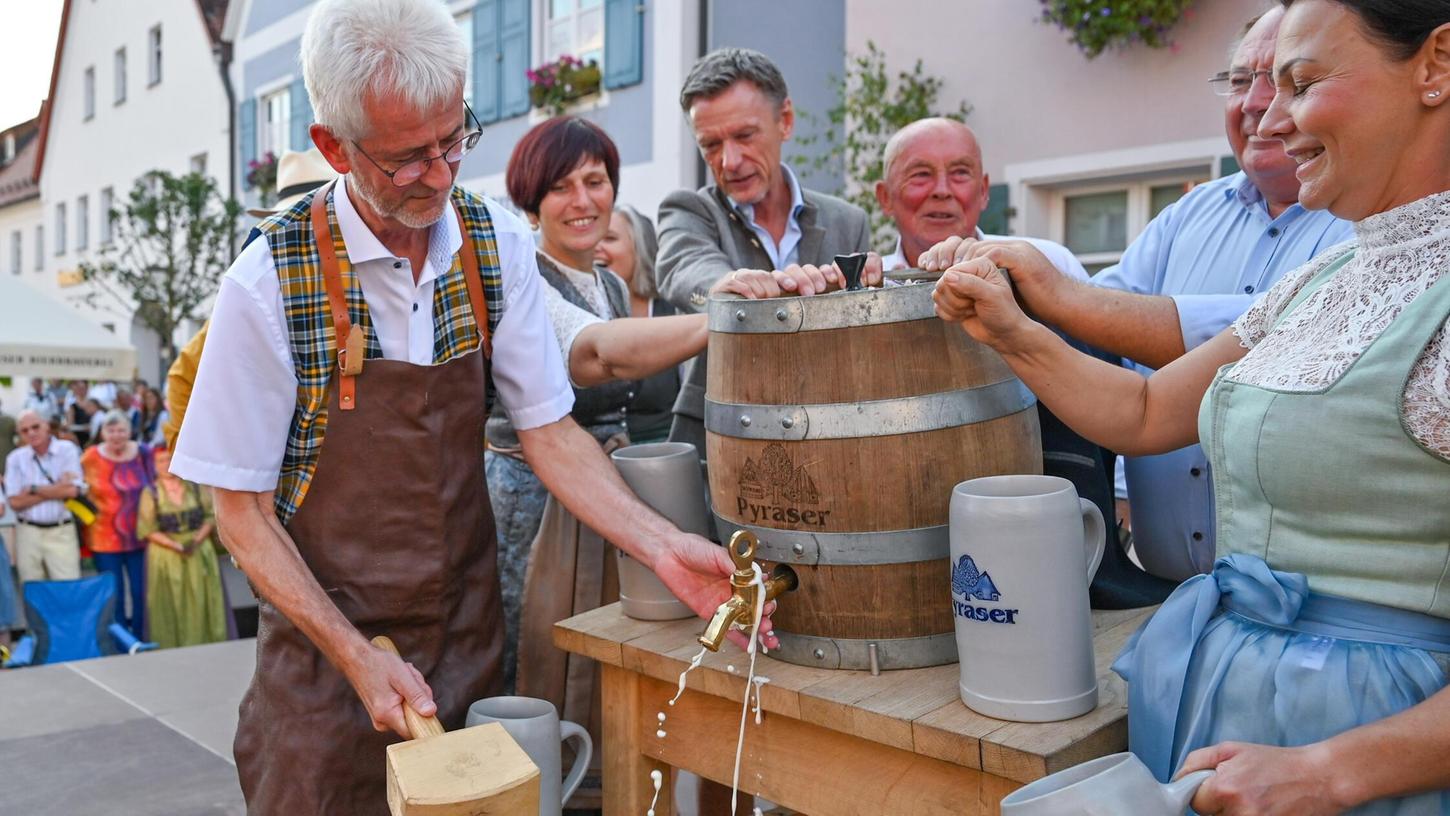 Nach dreieinhalb bis viereinhalb Schlägen floss das erste Bier und markierte den Start des Hilpoltsteiner Burgfests 2024. Auch 2025 wird Bürgermeister Markus Mahl mit dem Bieranstich das Fest eröffnen. Nach dreieinhalb bis viereinhalb Schlägen floss das erste Bier und markierte den Start des Hilpoltsteiner Burgfests 2024. Auch 2025 wird Bürgermeister Markus Mahl mit dem Bieranstich das Fest eröffnen.