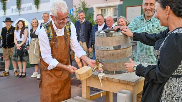 Streng genommen hat er den Zapfhahn nur reingestec