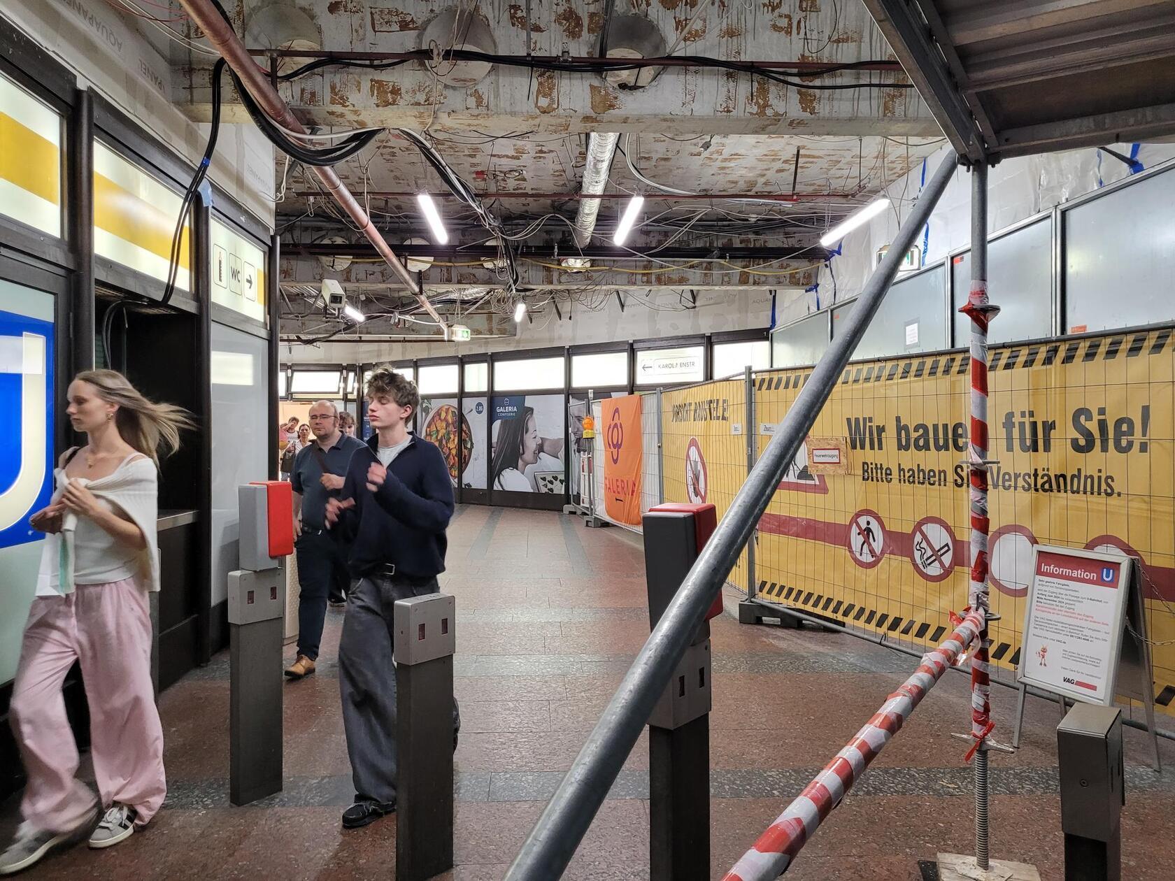 Die Lorenzer Passage, die 1978 entstand, ist ordentlich in die Jahre gekommen. Sie gilt als dunkel, unattraktiv und dreckig. "Einen Schandfleck" nannte sie Nürnbergs Baureferent Daniel F. Ulrich auf einem Pressetermin. Jetzt ist das Zentrum der Passage von Bauzaun abgeschirmt. 