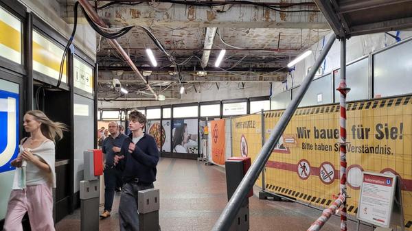 Die Lorenzer Passage, die 1978 entstand, ist ordentlich in die Jahre gekommen. Sie gilt als dunkel, unattraktiv und dreckig. "Einen Schandfleck" nannte sie Nürnbergs Baureferent Daniel F. Ulrich auf einem Pressetermin. Jetzt ist das Zentrum der Passage von Bauzaun abgeschirmt.