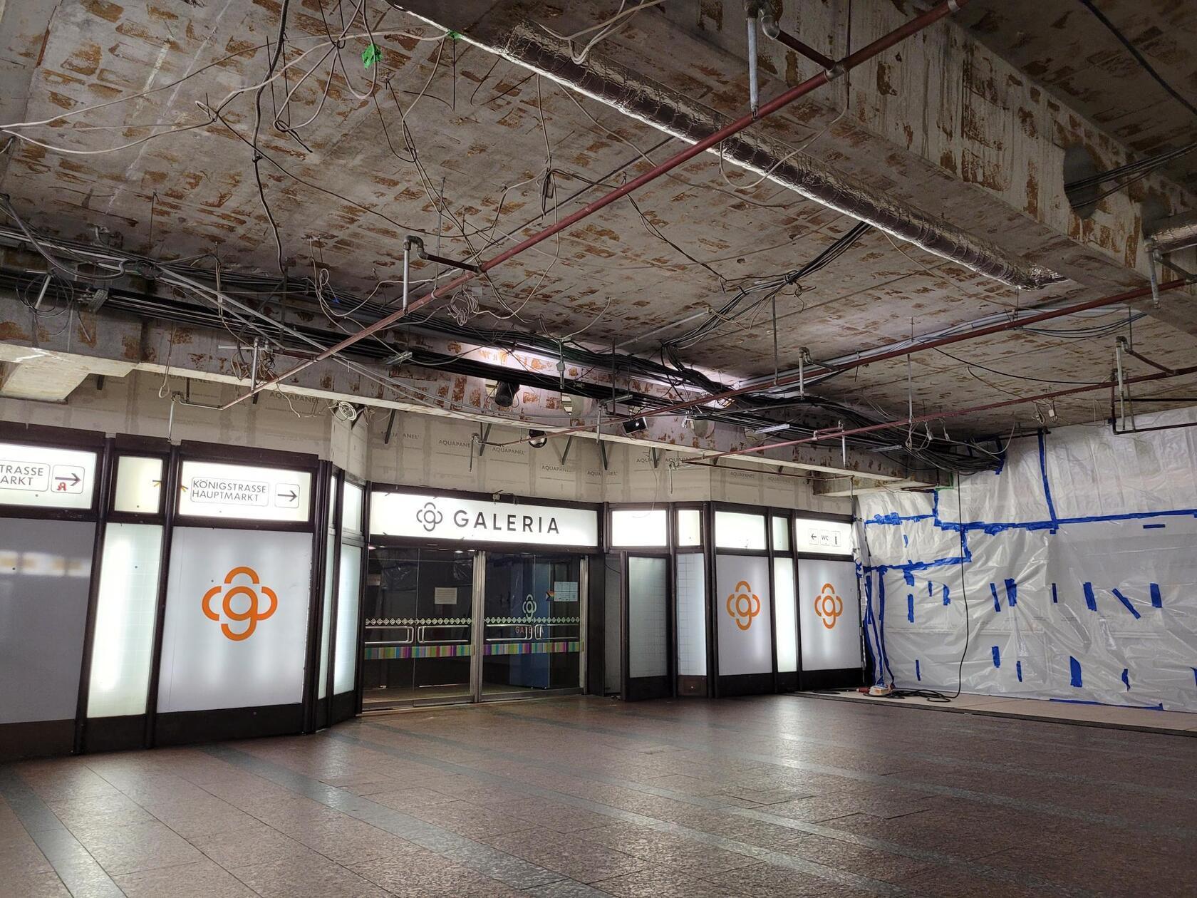 Auch die Sicht auf den offiziellen Untergeschoss-Eingang in die Markthalle von Galeria ist Anfang August wieder frei. 