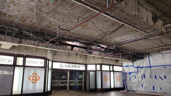 Auch die Sicht auf den offiziellen Untergeschoss-Eingang in die Markthalle von Galeria ist Anfang August wieder frei.