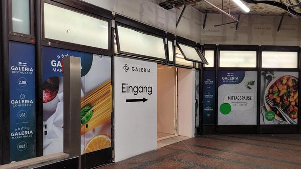 Aktuell ist kein Durchgang durch die Lorenzer Passage selbst möglich. Das heißt, wer dort aussteigt und in Richtung Fleisch- und Museumsbrücke oder Hauptmarkt gelangen möchte, muss (zu den Ladenöffnungszeiten) durch die Markthalle beziehungsweise durch das Untergeschoss der Galerie auf die andere Seite der Verteilerpassage wechseln. Hier ist der Eingang auf der Seite der Karolinenstraße zu sehen.