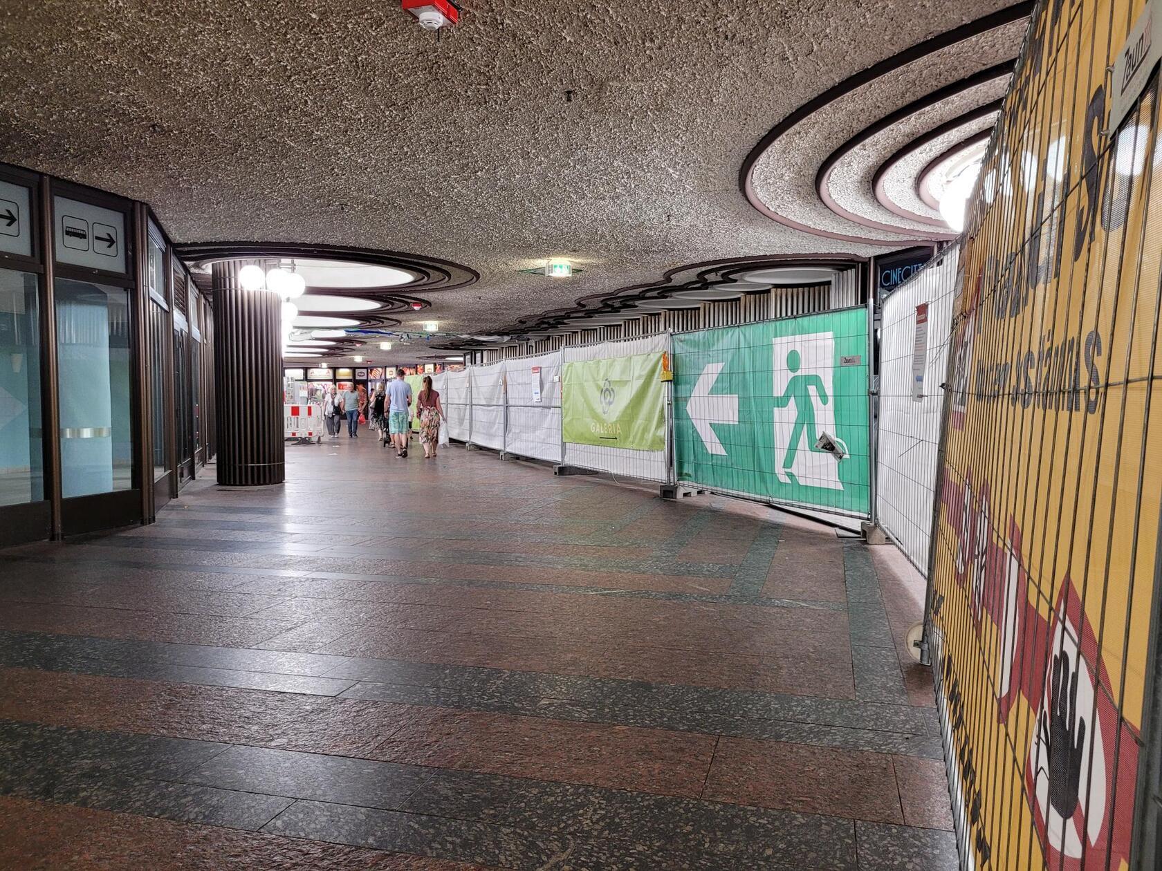 Auch auf der Seite zum Hauptmarkt und zur Fleischbrücke hin gibt es aktuell kein normales Durchkommen, auch hier können die Passanten zu den Ladenöffnungszeiten das Untergeschoss von Galeria als Abkürzung nehmen. Außerhalb der Öffnungszeiten des Kaufhauses muss man den U-Bahnhof auf der Seite der Karolinenstraße verlassen und auf der Straßenebene einen kleinen Umweg in Kauf nehmen. 