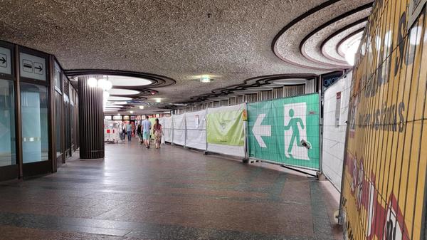 Auch auf der Seite zum Hauptmarkt und zur Fleischbrücke hin gibt es aktuell kein normales Durchkommen, auch hier können die Passanten zu den Ladenöffnungszeiten das Untergeschoss von Galeria als Abkürzung nehmen. Außerhalb der Öffnungszeiten des Kaufhauses muss man den U-Bahnhof auf der Seite der Karolinenstraße verlassen und auf der Straßenebene einen kleinen Umweg in Kauf nehmen.