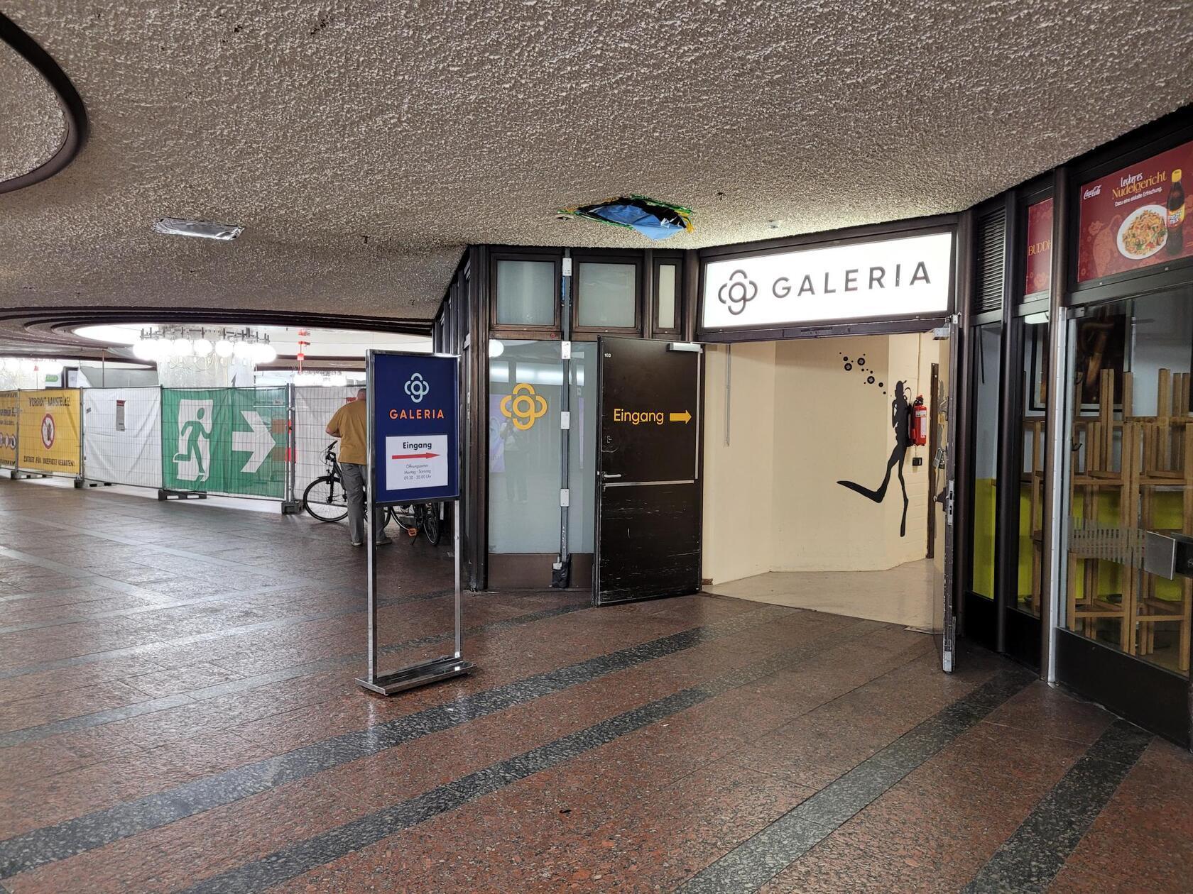 Seit 10. Juni und bis Anfang November 2024 ist die Haupthalle der Lorenzer Passage in Nürnbergs Innenstadt zur Sanierung geschlossen. Von November2024 bis Februar 2025 wird dann der Seitenarm in Richtung Stangengässchen geschlossen. Die Verbindung zwischen Kaiserstraße und Adlerstraße über das Stangengässchen ist während dieses Abschnitts der Baumaßnahme möglich. Der Treppenaufgang zum Stangengässchen bleibt zugänglich.
