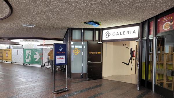 Seit 10. Juni und bis Anfang November 2024 ist die Haupthalle der Lorenzer Passage in Nürnbergs Innenstadt zur Sanierung geschlossen. Von November2024 bis Februar 2025 wird dann der Seitenarm in Richtung Stangengässchen geschlossen. Die Verbindung zwischen Kaiserstraße und Adlerstraße über das Stangengässchen ist während dieses Abschnitts der Baumaßnahme möglich. Der Treppenaufgang zum Stangengässchen bleibt zugänglich.