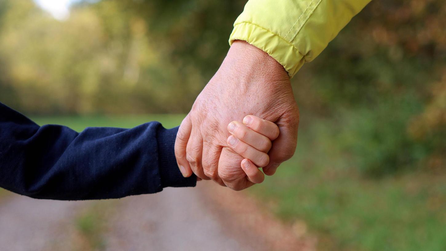 Ein Vater mit einem verletzten Kind sorgte für die Aufmerksamkeit von besorgten Zeugen. Nun ermittelt die Polizei. (Symbolbild) Ein Vater mit einem verletzten Kind sorgte für die Aufmerksamkeit von besorgten Zeugen. Nun ermittelt die Polizei. (Symbolbild)