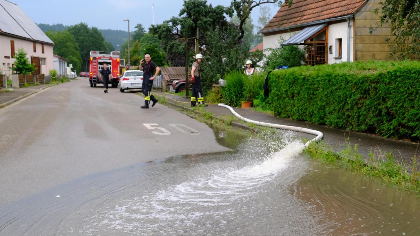 Die Freiwilligen Feuerwehren aus Weißenburg und Oberhochstatt waren im Einsatz Die Freiwilligen Feuerwehren aus Weißenburg und Oberhochstatt waren im Einsatz