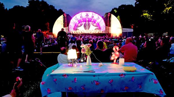 Klassik Open Air mit der Staatsphiharmonie im Luitpoldhain. Roland Böer als Generalmusikdirektor der Staatsphilharmonie Nürnberg gibt sein Debüt im Luitpoldhain mit Werken, die von Romeo und Julia inspiriert wurden