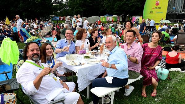 Klassik Open Air mit der Staatsphiharmonie im Luitpoldhain. Roland Böer als Generalmusikdirektor der Staatsphilharmonie Nürnberg gibt sein Debüt im Luitpoldhain mit Werken, die von Romeo und Julia inspiriert wurden