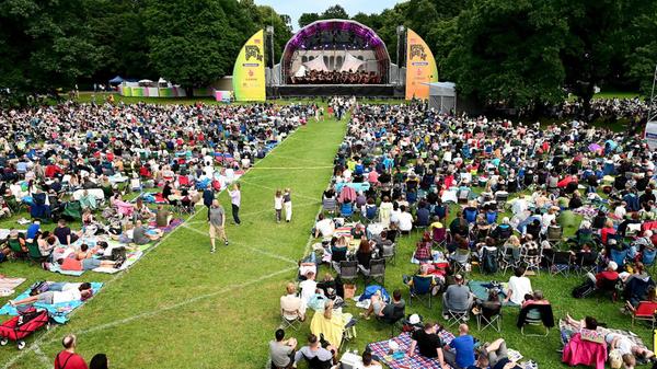 Klassik Open Air mit der Staatsphiharmonie im Luitpoldhain. Roland Böer als Generalmusikdirektor der Staatsphilharmonie Nürnberg gibt sein Debüt im Luitpoldhain mit Werken, die von Romeo und Julia inspiriert wurden