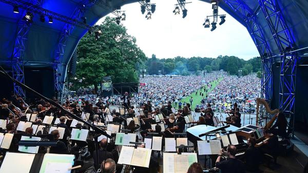 Klassik Open Air mit der Staatsphiharmonie im Luitpoldhain. Roland Böer als Generalmusikdirektor der Staatsphilharmonie Nürnberg gibt sein Debüt im Luitpoldhain mit Werken, die von Romeo und Julia inspiriert wurden