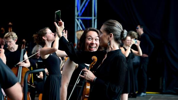 Klassik Open Air mit der Staatsphiharmonie im Luitpoldhain. Roland Böer als Generalmusikdirektor der Staatsphilharmonie Nürnberg gibt sein Debüt im Luitpoldhain mit Werken, die von Romeo und Julia inspiriert wurden