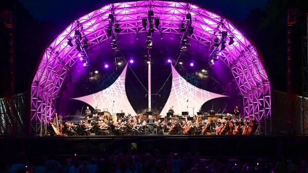 Klassik Open Air mit der Staatsphiharmonie im Luitpoldhain. Roland Böer als Generalmusikdirektor der Staatsphilharmonie Nürnberg gibt sein Debüt im Luitpoldhain mit Werken, die von Romeo und Julia inspiriert wurden