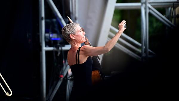 Klassik Open Air mit der Staatsphiharmonie im Luitpoldhain. Roland Böer als Generalmusikdirektor der Staatsphilharmonie Nürnberg gibt sein Debüt im Luitpoldhain mit Werken, die von Romeo und Julia inspiriert wurden