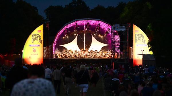 Klassik Open Air mit der Staatsphiharmonie im Luitpoldhain. Roland Böer als Generalmusikdirektor der Staatsphilharmonie Nürnberg gibt sein Debüt im Luitpoldhain mit Werken, die von Romeo und Julia inspiriert wurden