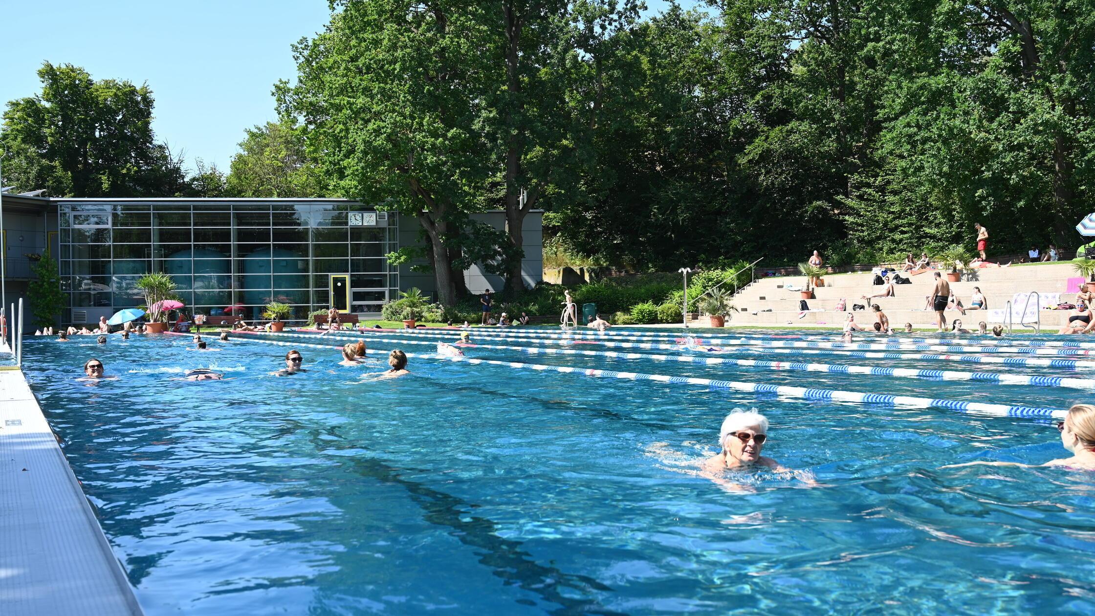 Zu langsam auf der Schwimmerbahn im Rother Freibad unterwegs: Frau ...