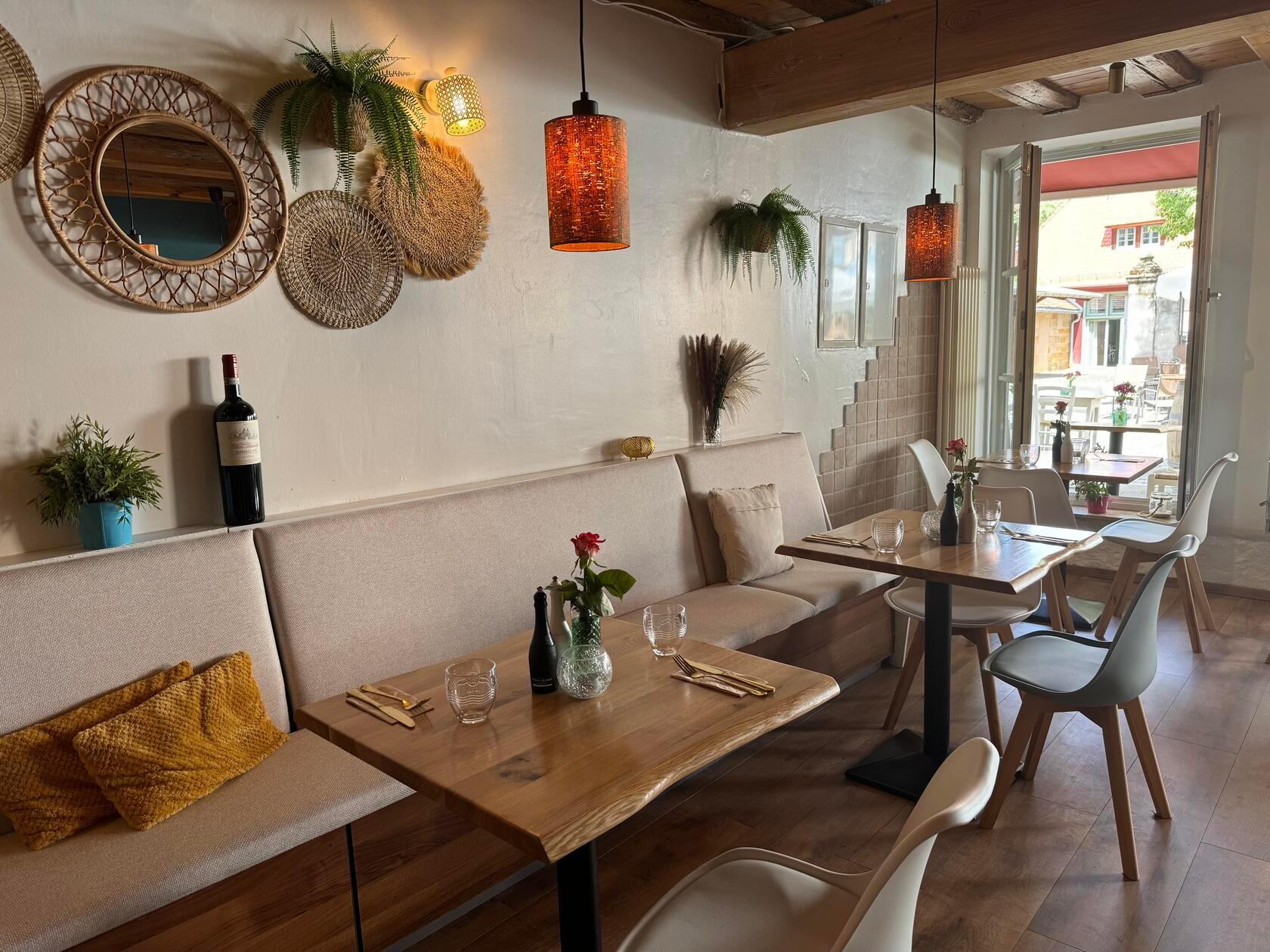 Die mediterrane Einrichtung zieht sich vom Innen- in den Außenbereich.