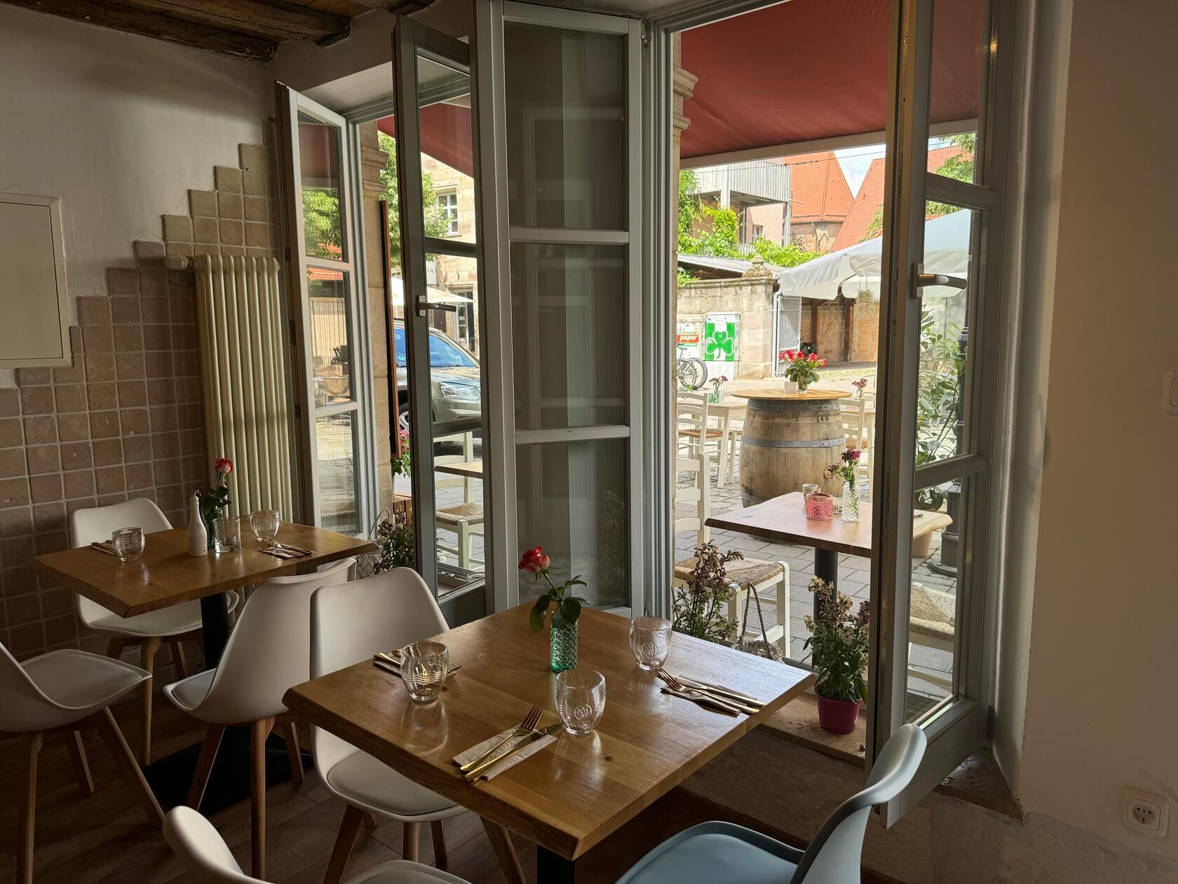 Durch die Fenster wirkt der ganze Raum sehr hell und freundlich.