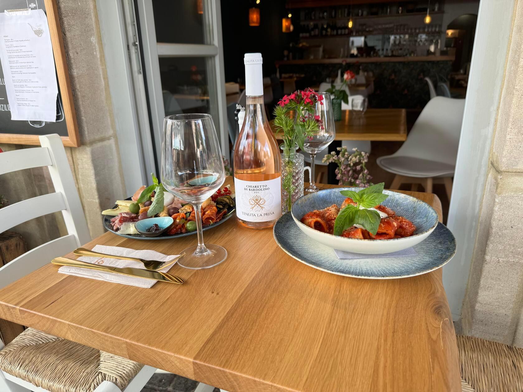 Neben Antipasti, Nudel- und Fischgerichten bietet das Glücksmoment auch viele Weine an.