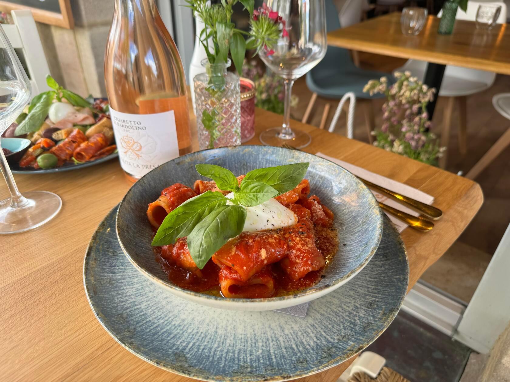 Dieses charakteristische Pasta-Gericht aus Neapel hat einen besonderen Namen, mehr dazu im Artikel!