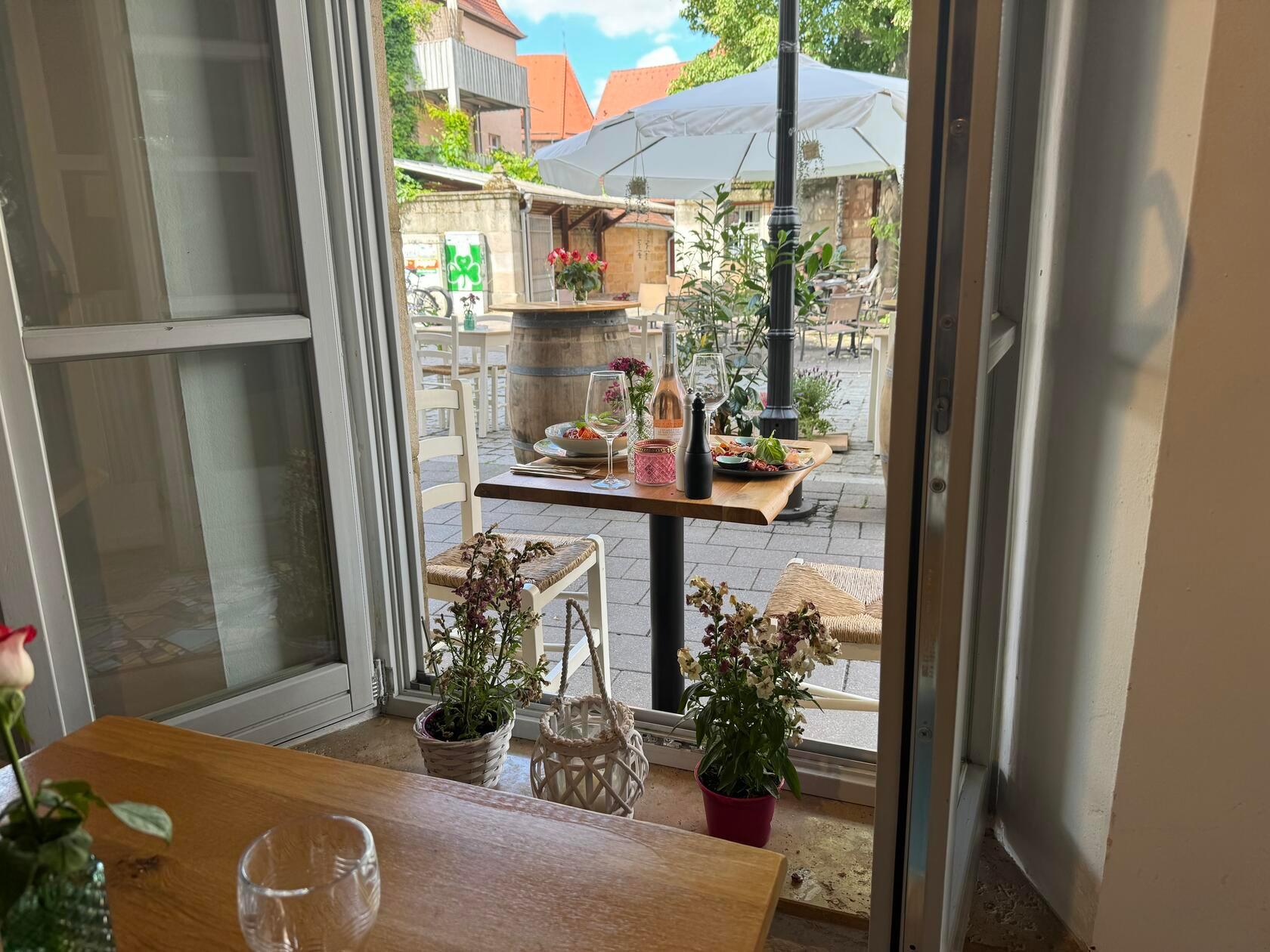 ... oder Innen, das mediterrane Ambiente schwingt immer mit.