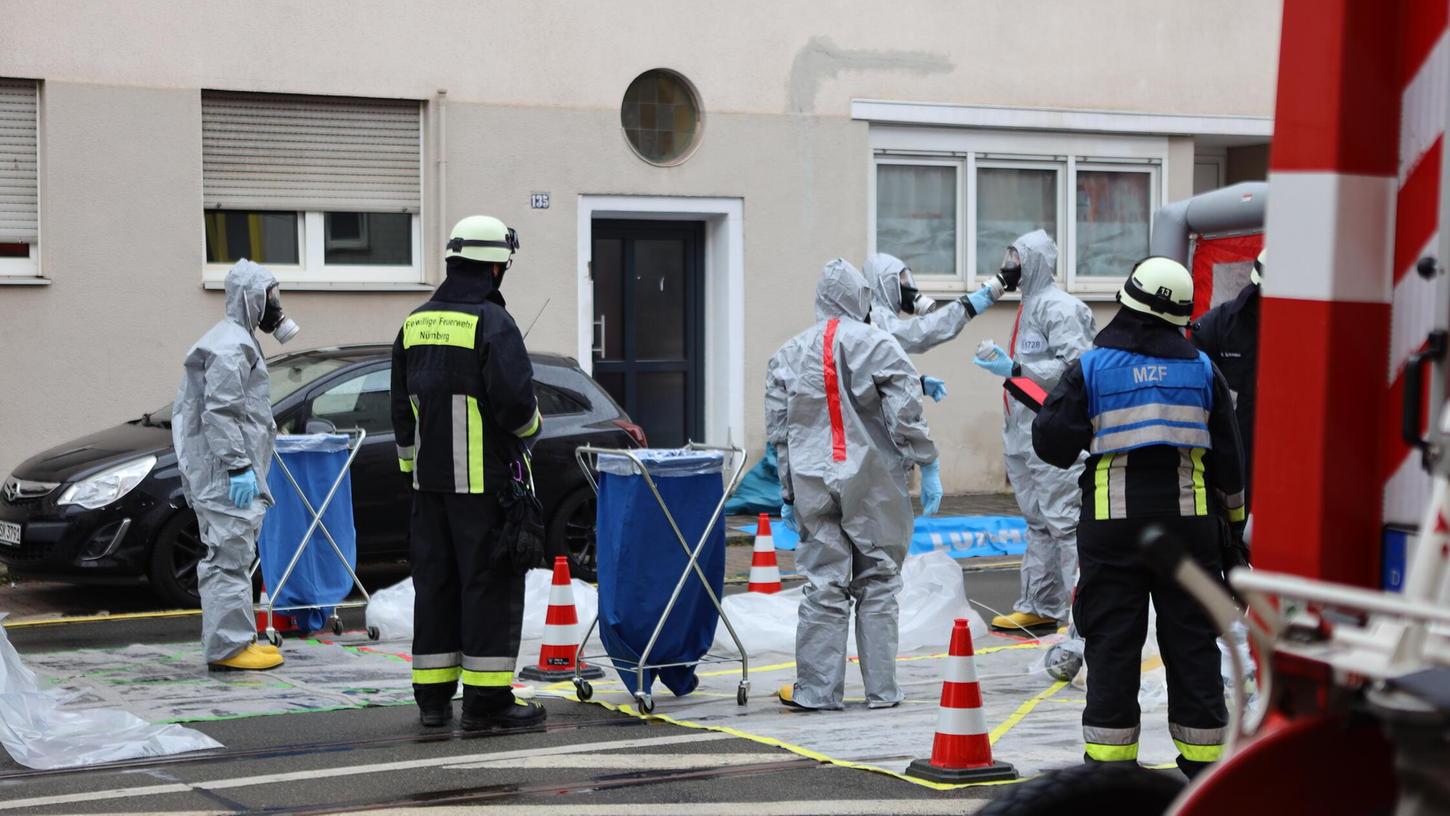 In einem Obdachlosenheim wurde die Feuerwehr alarmiert, nachdem ein Bewohner laut Meldung mit einem Stoff in Verbindung gekommen sei und danach über Atemwegsreizung und Hautrötung geklagt hatte. In einem Obdachlosenheim wurde die Feuerwehr alarmiert, nachdem ein Bewohner laut Meldung mit einem Stoff in Verbindung gekommen sei und danach über Atemwegsreizung und Hautrötung geklagt hatte.