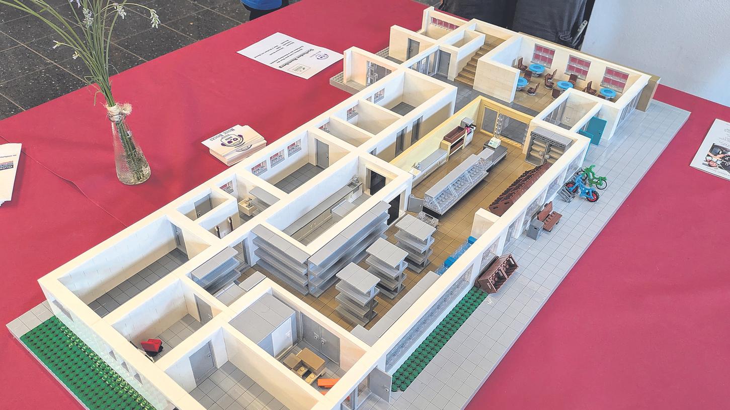 Aus mehreren Tausend Legosteinen zusammengesetzt war dieses Modell des zukünftigen Dorfladens mit Café zu bewundern. Aus mehreren Tausend Legosteinen zusammengesetzt war dieses Modell des zukünftigen Dorfladens mit Café zu bewundern.