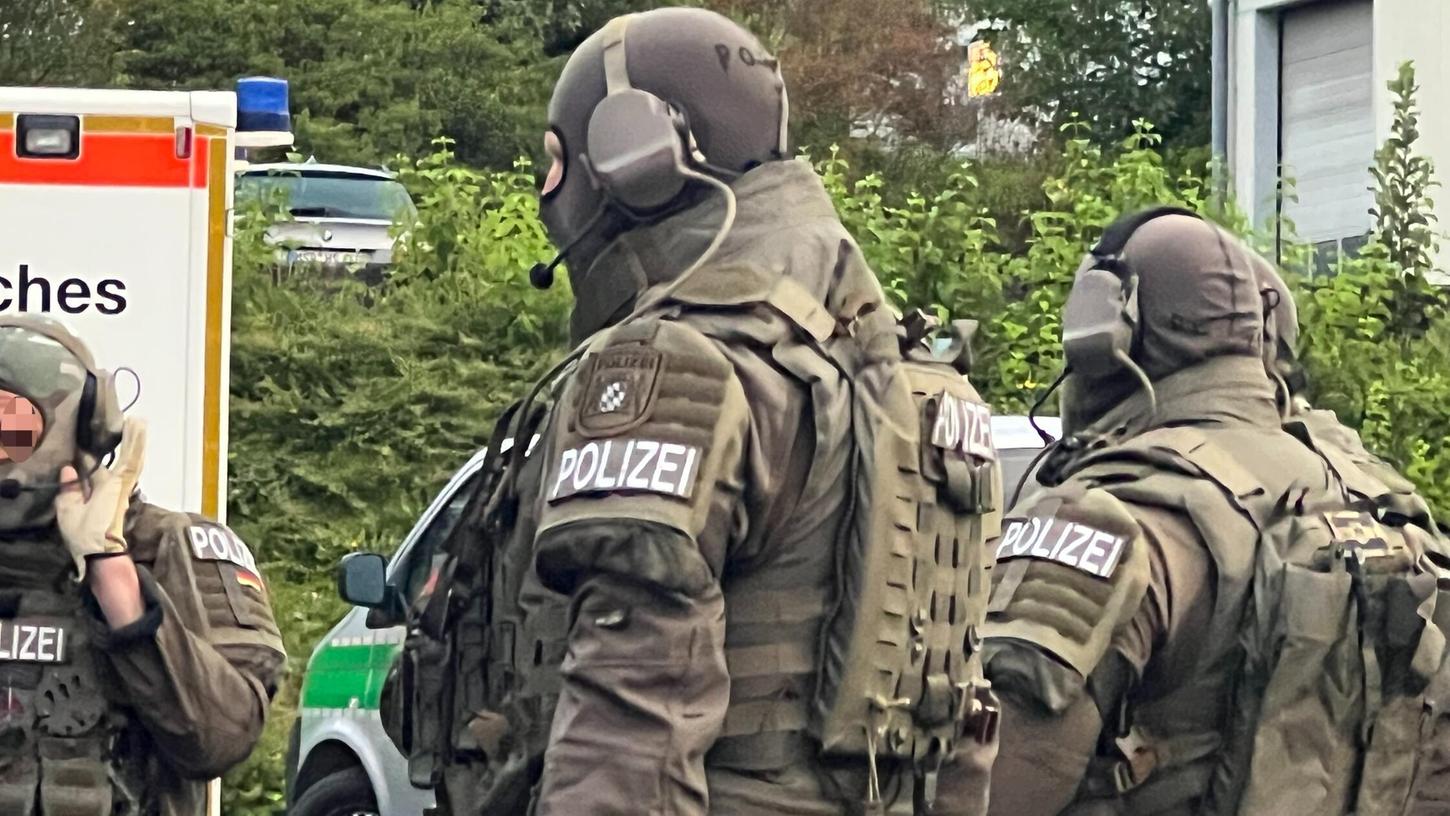 Die Durchsuchungen werden von Kräften des Sondereinsatzkommandos aus Nürnberg unterstützt. Die Durchsuchungen werden von Kräften des Sondereinsatzkommandos aus Nürnberg unterstützt.