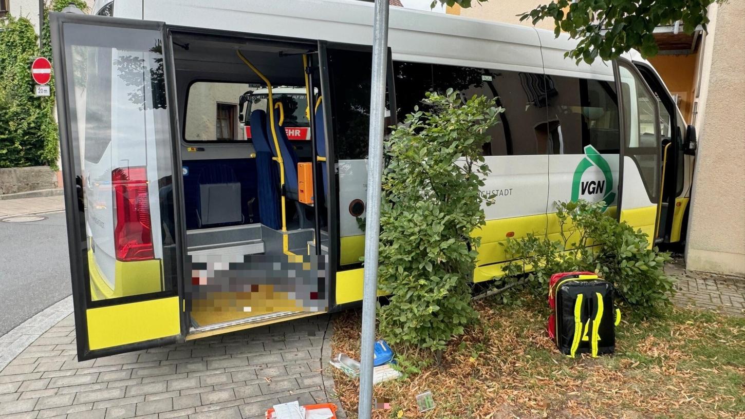 Alle Insassen des Busses wurden verletzt, eine Frau schwer. Alle Insassen des Busses wurden verletzt, eine Frau schwer.