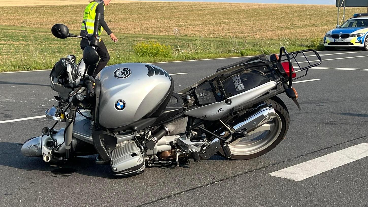 Bei einem Zusammenstoß zwischen einem Motorrad und einem Kleintransporter auf der B19 zwischen Bergtheim und Opferbaum wurde ein Motorradfahrer am Mittwochnachmittag (24.07.2024) lebensgefährlich verletzt. Bei einem Zusammenstoß zwischen einem Motorrad und einem Kleintransporter auf der B19 zwischen Bergtheim und Opferbaum wurde ein Motorradfahrer am Mittwochnachmittag (24.07.2024) lebensgefährlich verletzt.
