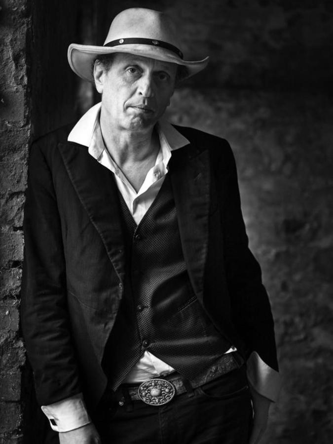 Marrti Mäkkelä, Fürther Finne oder finnischer Fürther, spielt seinen Folk Noir auf dem diesjährigen Bardentreffen in Nürnberg. Marrti Mäkkelä, Fürther Finne oder finnischer Fürther, spielt seinen Folk Noir auf dem diesjährigen Bardentreffen in Nürnberg.