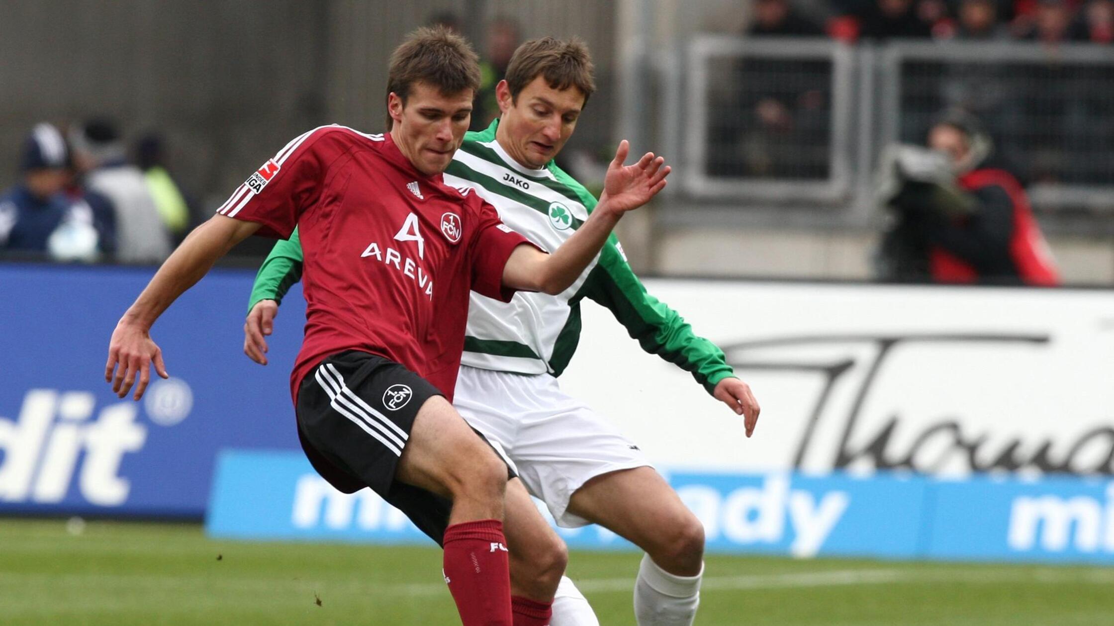 Heimtrikot 2008/09 Nach dem Abstieg 2008 ist das Derby in der 2. Liga wieder Alltag für den FCN. Am Trikot selbst hat sich nichts verändert, nur der Sponsor auf der Brust ist ein anderer: der Energiekonzern Areva.