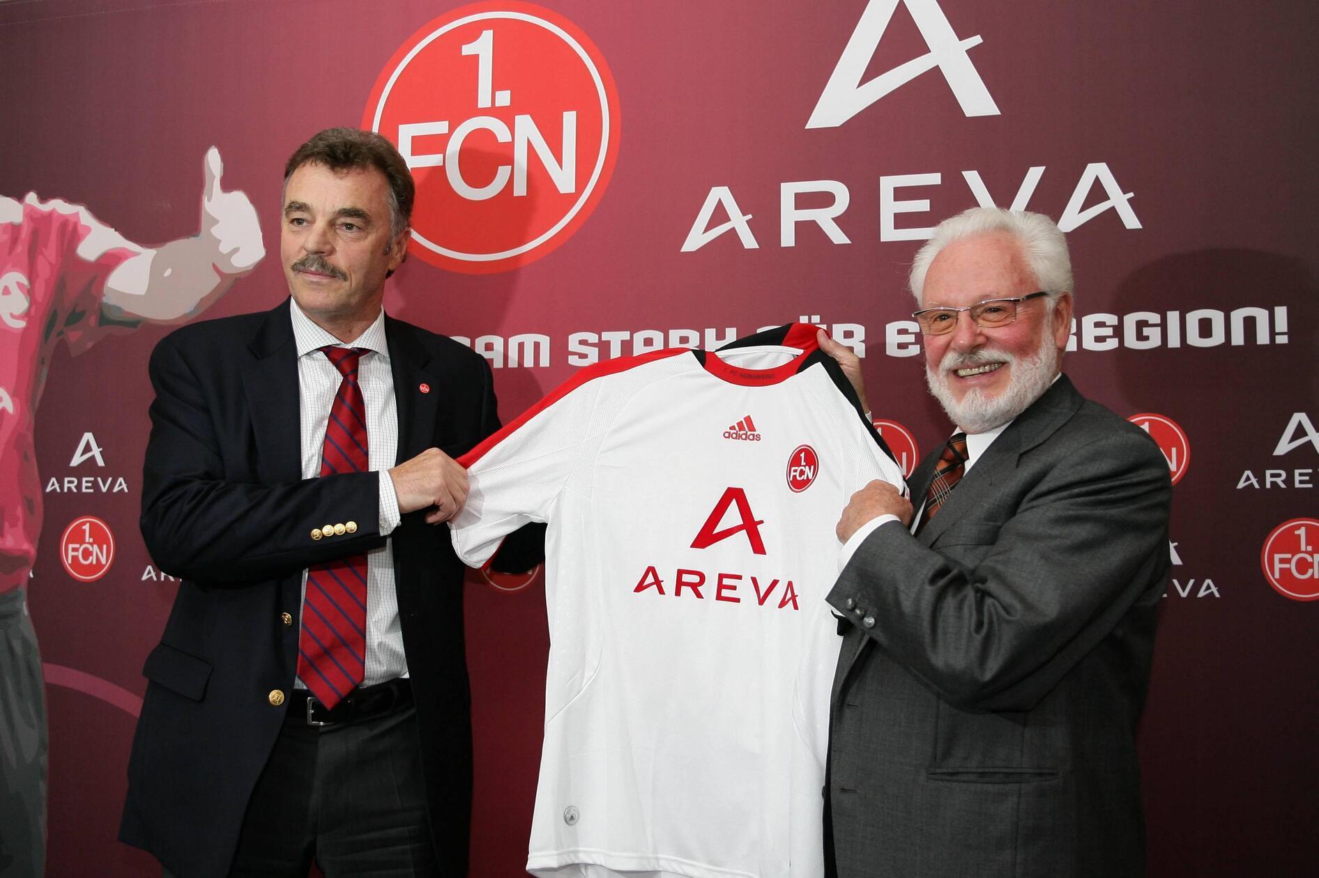 Auswärtstrikot 2008/09 Der Ausrüster aus Herzogenaurach zeigt sich weiter treffsicher, was die Designs der Club-Trikots angeht. Ein weißes Shirt mit rot-schwarzen Applikationen - da kann man nicht viel falsch machen.