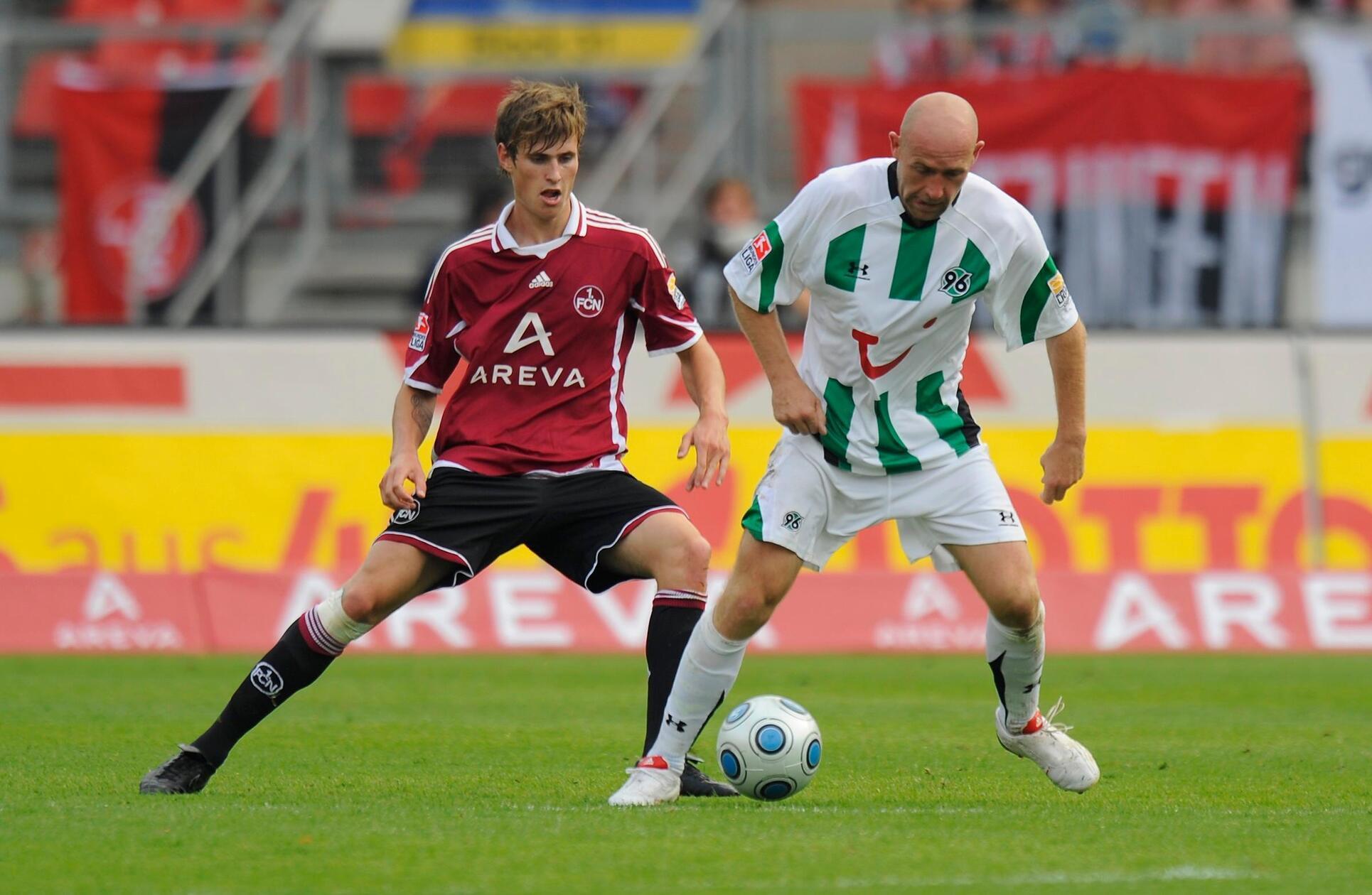 Heimtrikot 2009/10 Der Club ist aufgestiegen, also höchste Zeit für neue Leibchen! In der Bundesliga stellt der fränkische Altmeister wieder das traditionelle Weinrot zur Schau, diesmal begleitet von weißen Streifen. Auch das sieht gut aus.