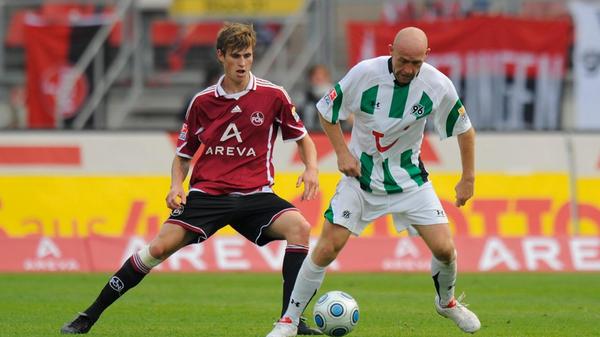 Heimtrikot 2009/10 Der Club ist aufgestiegen, also höchste Zeit für neue Leibchen! In der Bundesliga stellt der fränkische Altmeister wieder das traditionelle Weinrot zur Schau, diesmal begleitet von weißen Streifen. Auch das sieht gut aus.