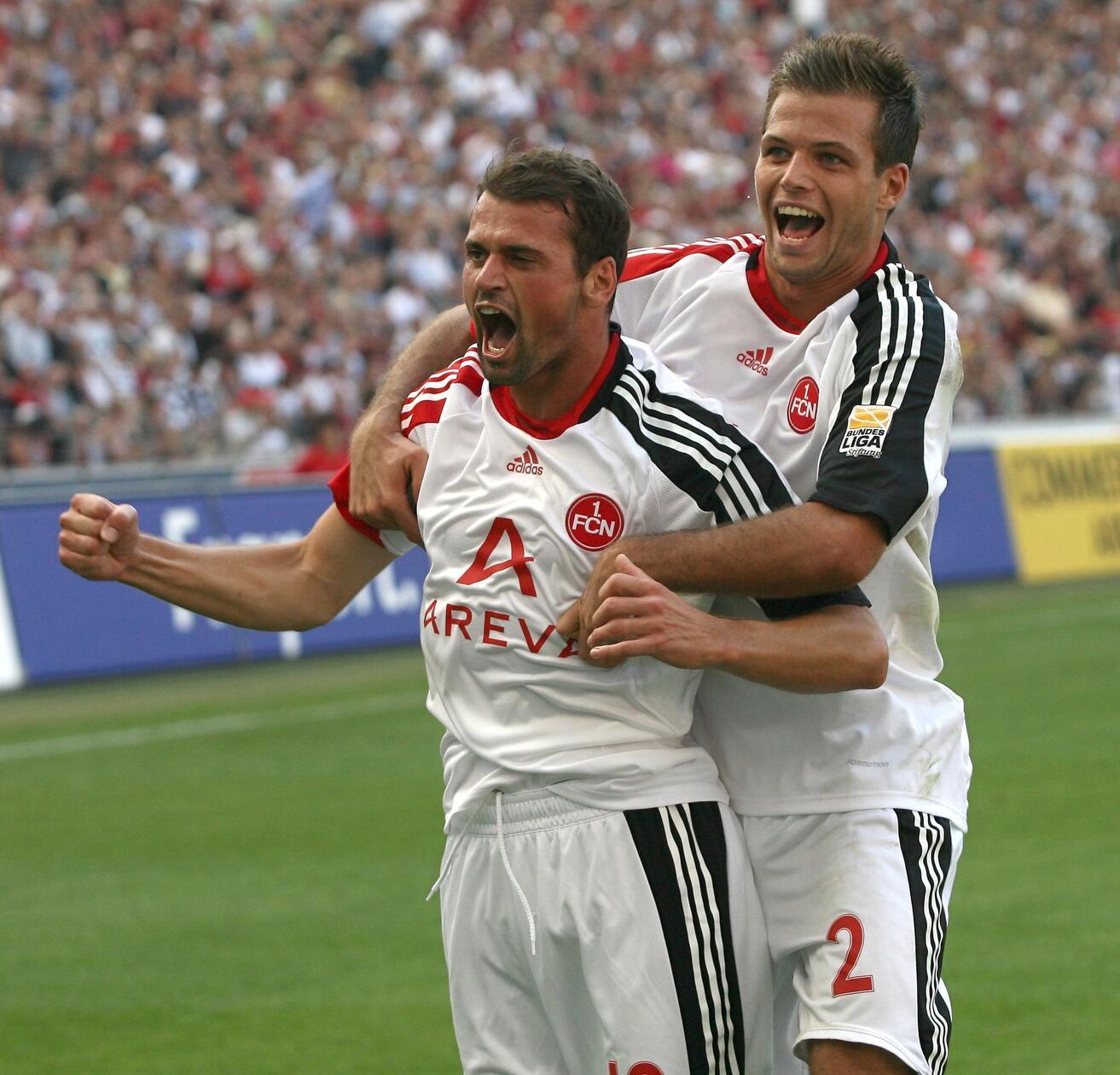 Auswärtstrikot 2009/10 Bei Auswärtsspielen ändert sich mal wieder nichts. Sie erkennen ein Muster? Richtig, "damals" änderte der Ausrüster in ungeraden Jahren das Heimtrikot, in geraden Jahren das Auswärtstrikot. Dem ist man heutzutage vielleicht marketingtechnisch weit voraus, für die Fans hatte es dennoch etwas Angenehmes: Kontinuität und nicht den Zwang, sich ständig mit neuen Trikots eindecken zu müssen.