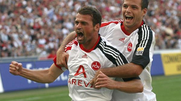 Auswärtstrikot 2009/10 Bei Auswärtsspielen ändert sich mal wieder nichts. Sie erkennen ein Muster? Richtig, "damals" änderte der Ausrüster in ungeraden Jahren das Heimtrikot, in geraden Jahren das Auswärtstrikot. Dem ist man heutzutage vielleicht marketingtechnisch weit voraus, für die Fans hatte es dennoch etwas Angenehmes: Kontinuität und nicht den Zwang, sich ständig mit neuen Trikots eindecken zu müssen.