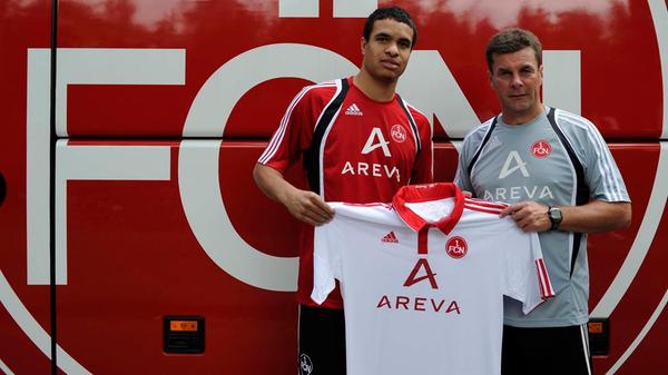 Auswärtstrikot 2010/11 Wer den Mann neben Dieter Hecking noch erkennt, hat mit Sicherheit auch dieses Trikot - und zwar eingerahmt über dem Kamin. Klassisch in weiß-rot stellt Felicio Brown Forbes gemeinsam mit Dieter Hecking das neue Design vor. Das weiß-rote Shirt hält es zwei Jahre beim Club, Felicio Brown Forbes schafft immerhin drei Jahre - dabei aber ohne Einsatz in der ersten Mannschaft.