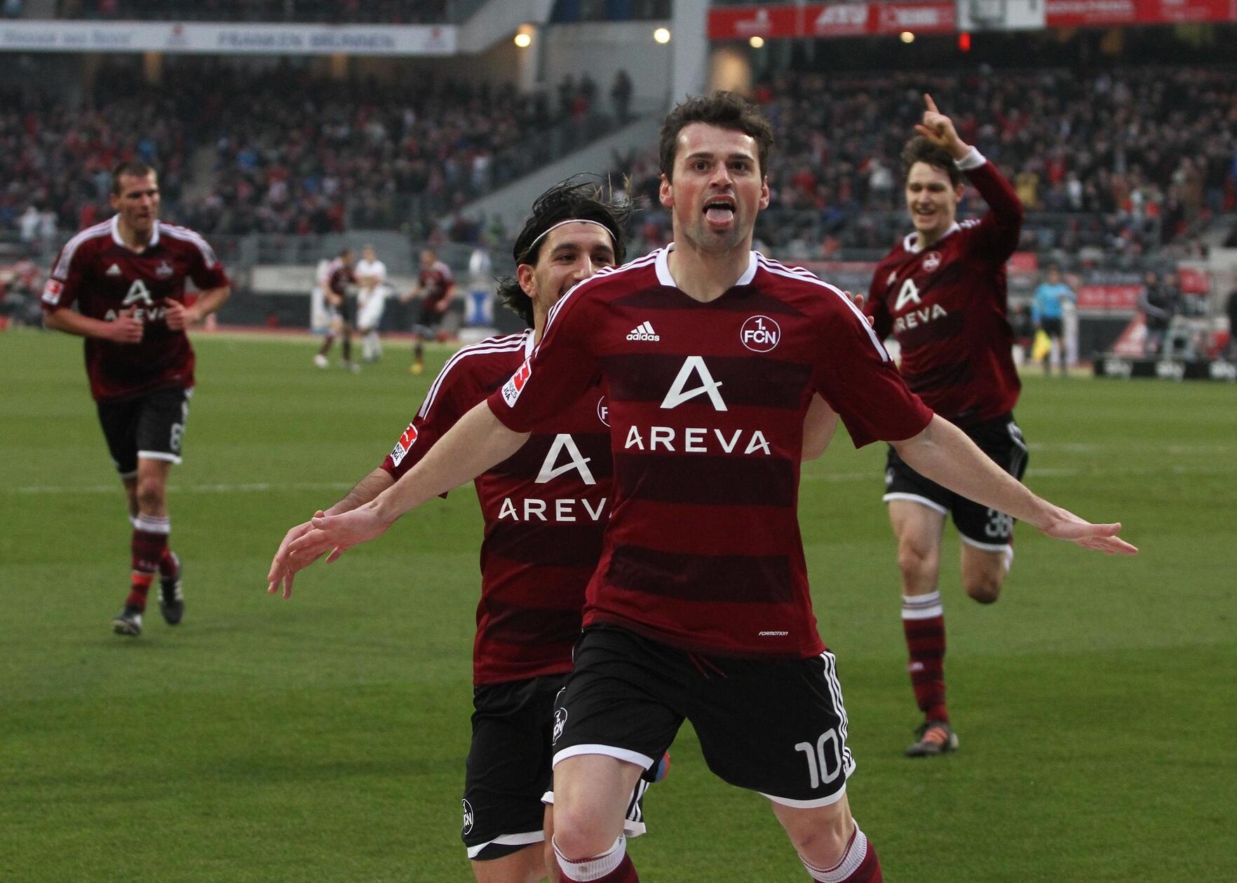 Heimtrikot 2011/12 Querstreifen sollen ja dick machen, sagt man sich in den Modemetropolen dieser Welt. Doch auch in Querstreifen sieht Albert Bunjaku im neuen Club-Dress gut aus, vor allem, wenn er hier wie gegen Borussia Mönchengladbach den Siegtreffer macht. Ein Design, so treffsicher wie der schweizer Stürmer.