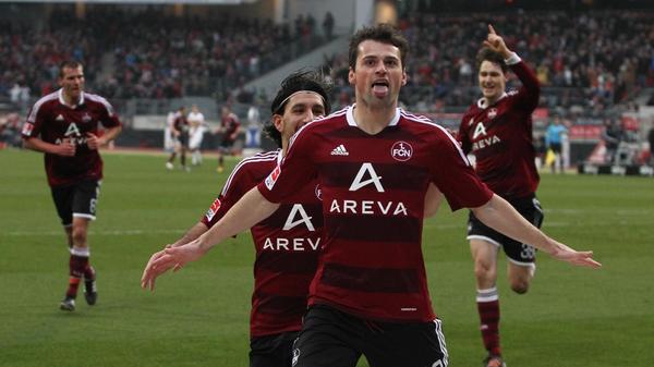 Heimtrikot 2011/12 Querstreifen sollen ja dick machen, sagt man sich in den Modemetropolen dieser Welt. Doch auch in Querstreifen sieht Albert Bunjaku im neuen Club-Dress gut aus, vor allem, wenn er hier wie gegen Borussia Mönchengladbach den Siegtreffer macht. Ein Design, so treffsicher wie der schweizer Stürmer.