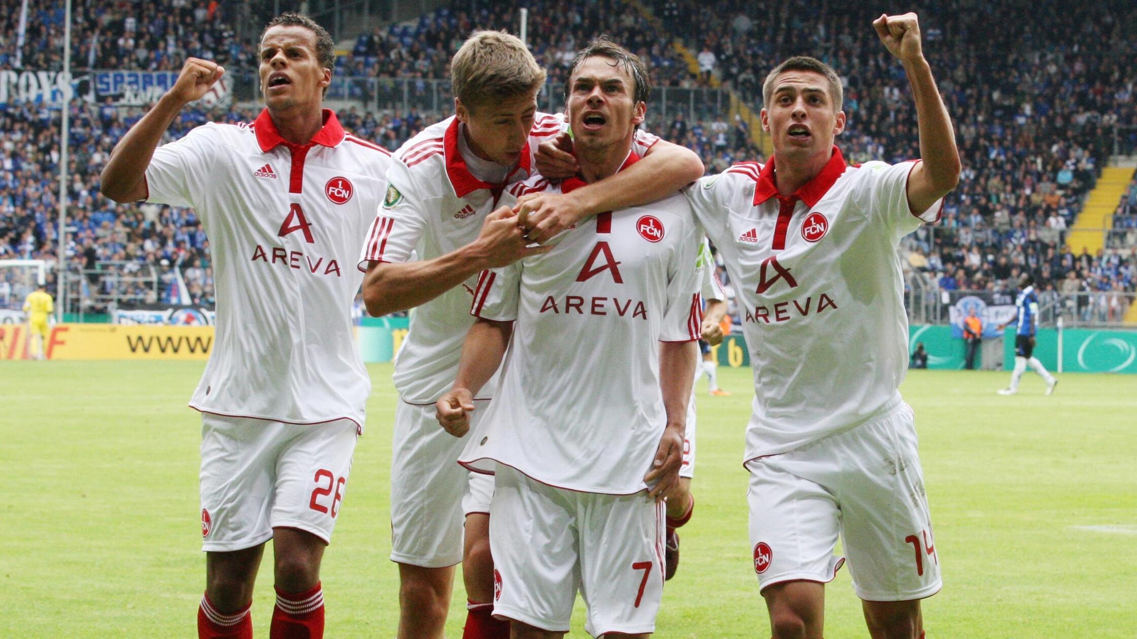 Auswärtstrikot 2011/12 Weil das Auswärtstrikot sich nicht verändert hat, freuen wir uns einfach über die vier Herren, die hier einen Treffer im DFB-Pokal bejubeln. Von links: Timothy Chandler, Jens Hegeler, Markus Feulner und Robert Mak. Tolle Namen, tolle Spieler, tolles Shirt.