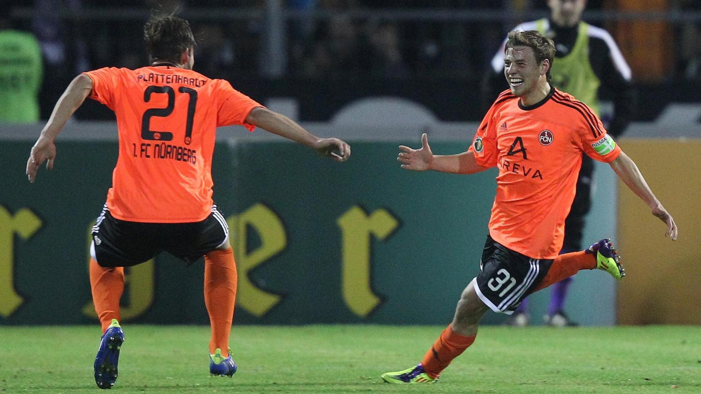 Ausweichtrikot 2011/12 Ja, orangefarbene Trikots verbindet der gemeine Fußballfan eher mit Total Voetbal als mit dem 1. FC Nürnberg. Trotzdem versucht Adidas die Verbindung herzustellen und steckt den fränkischen Bundesligisten in den, sagen wir mal auffälligen, Farbton.