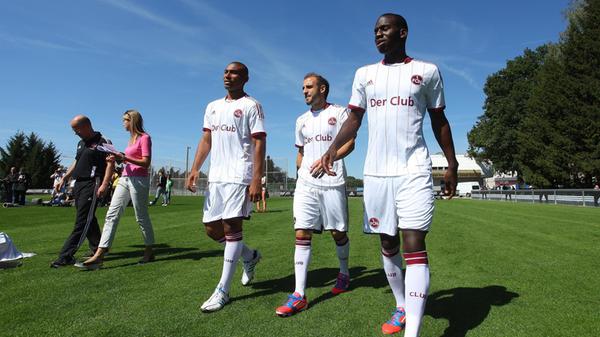 Auswärtstrikot 2012/13 Da NKD aber erst relativ spät in die Verhandlungen mit dem Club einsteigt, gibt es beide Trikots, auch das neue Auswärtsdress mit weinroten Längsstreifen, zunächst auch mit dem Schriftzug "Der Club" auf der Brust zu kaufen - und sind der Renner im Fanshop.