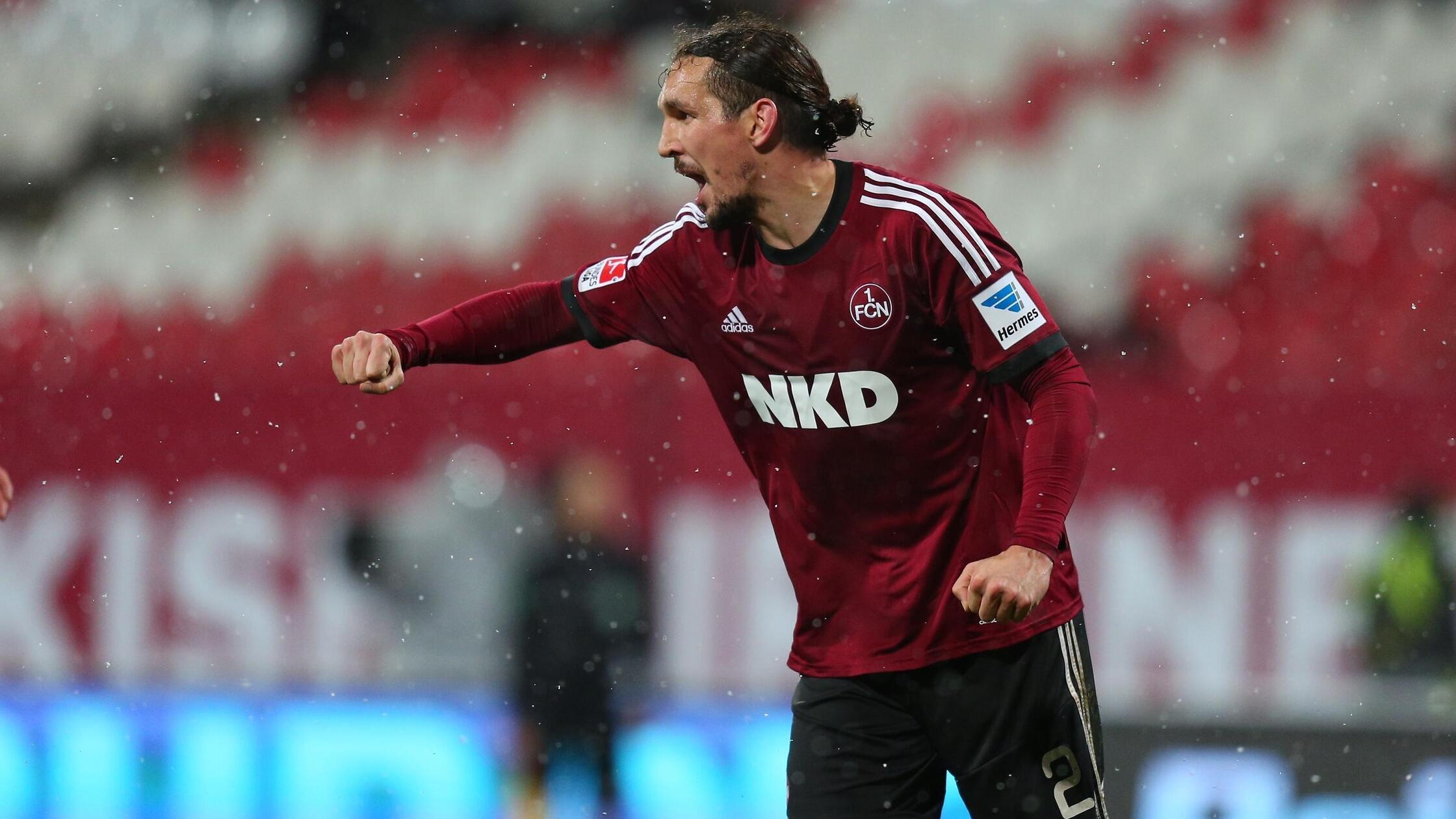 Heimtrikot 2013/14 Schluss mit Querstreifen, Emanuel Pogatetz räumt auf! Zumindest in der Verteidigung, wo der Österreicher, zuvor in Diensten von Bayer Leverkusen oder dem FC Middlesbrough, im neuen Heimtrikot grätscht, bis der Zeugwart einweichen muss. Mit einer etwas anderen Interpretation des V-Kragens stellt Adidas den Club auf die neue Kollektion um.