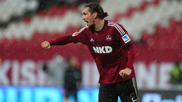 Heimtrikot 2013/14 Schluss mit Querstreifen, Emanuel Pogatetz räumt auf! Zumindest in der Verteidigung, wo der Österreicher, zuvor in Diensten von Bayer Leverkusen oder dem FC Middlesbrough, im neuen Heimtrikot grätscht, bis der Zeugwart einweichen muss. Mit einer etwas anderen Interpretation des V-Kragens stellt Adidas den Club auf die neue Kollektion um.