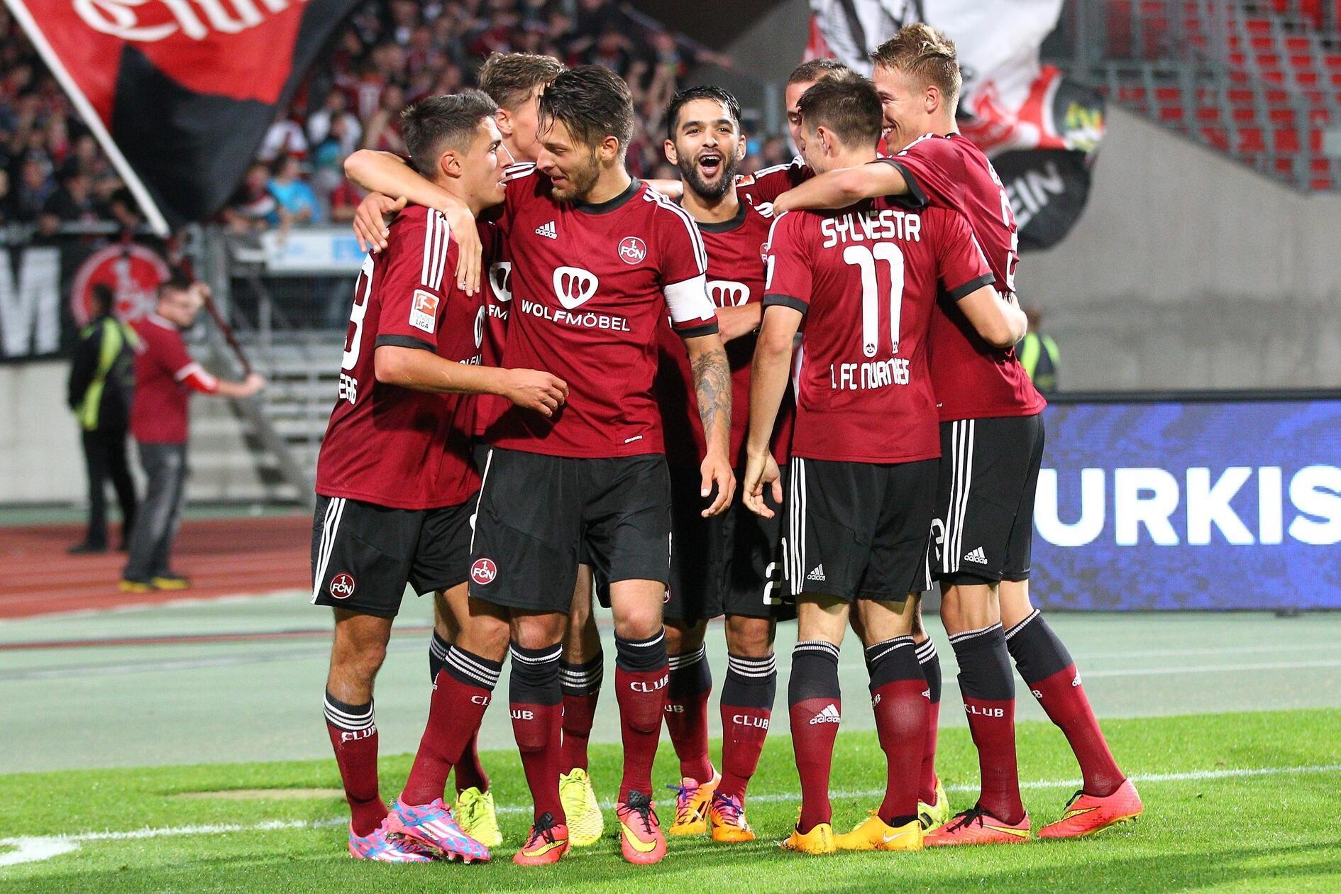 Heimtrikot 2014/15 Dort angekommen kriegt der Club wieder einen neuen Hauptsponsor, diesmal ist es die Firma Wolf Möbel, die die Brust des fränkischen Herz-und-Schmerzvereins ziert.