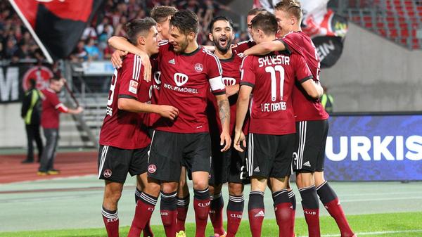 Heimtrikot 2014/15 Dort angekommen kriegt der Club wieder einen neuen Hauptsponsor, diesmal ist es die Firma Wolf Möbel, die die Brust des fränkischen Herz-und-Schmerzvereins ziert.